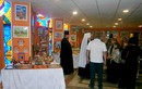 Участники выставки подходят под благословение владыки